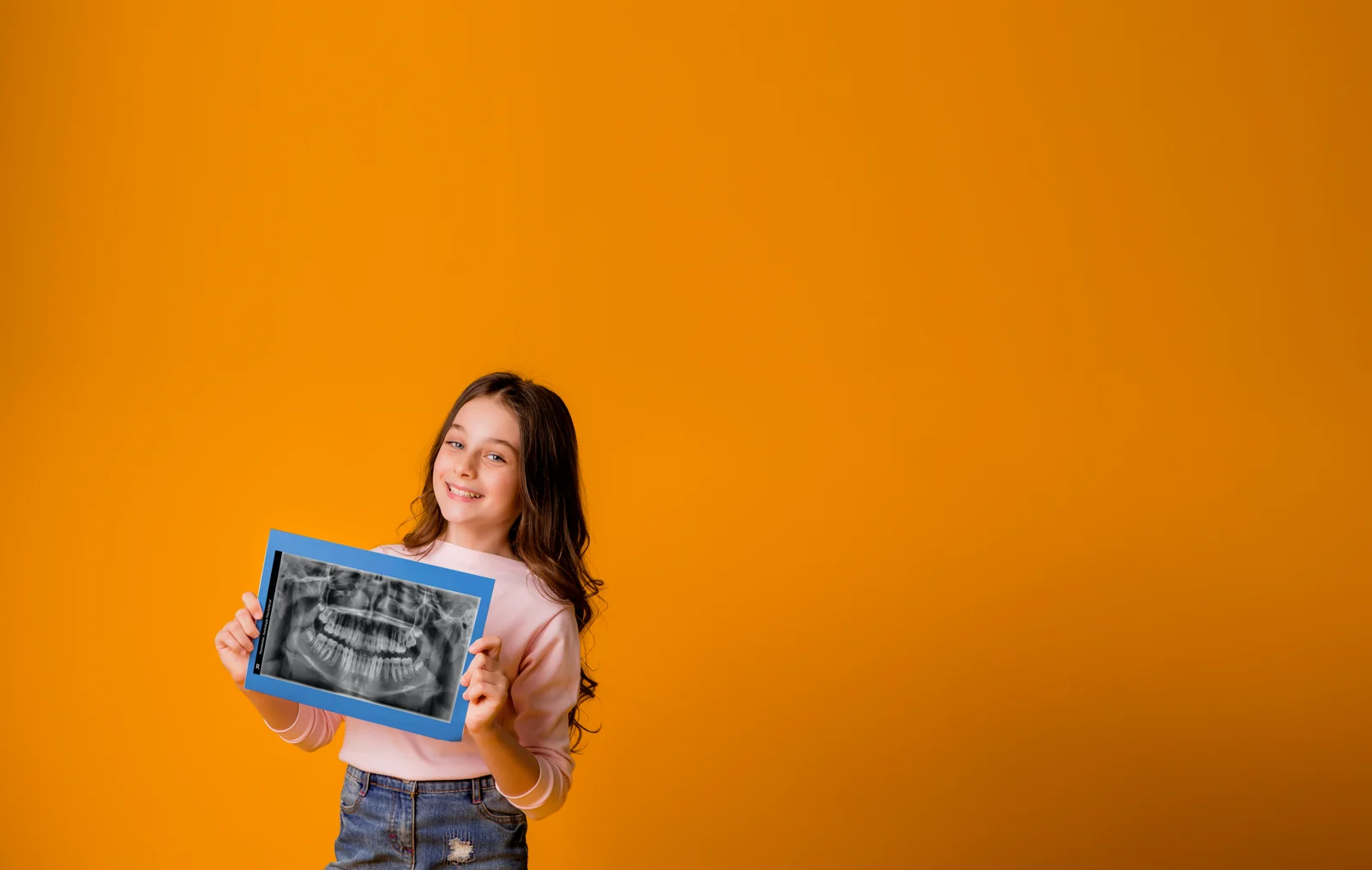 Fotografía publicitaria original de MaxiDental con una imagen dental