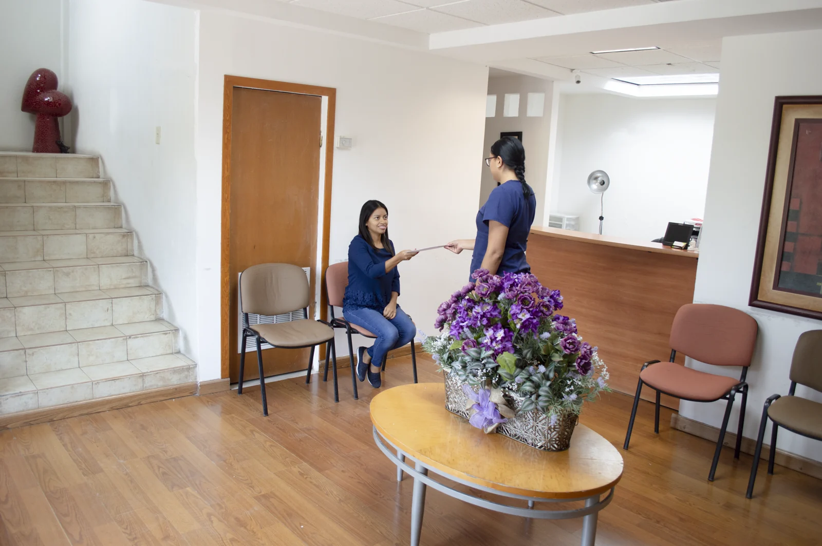 Fotografía original de personas en el área de atención de MaxiDental